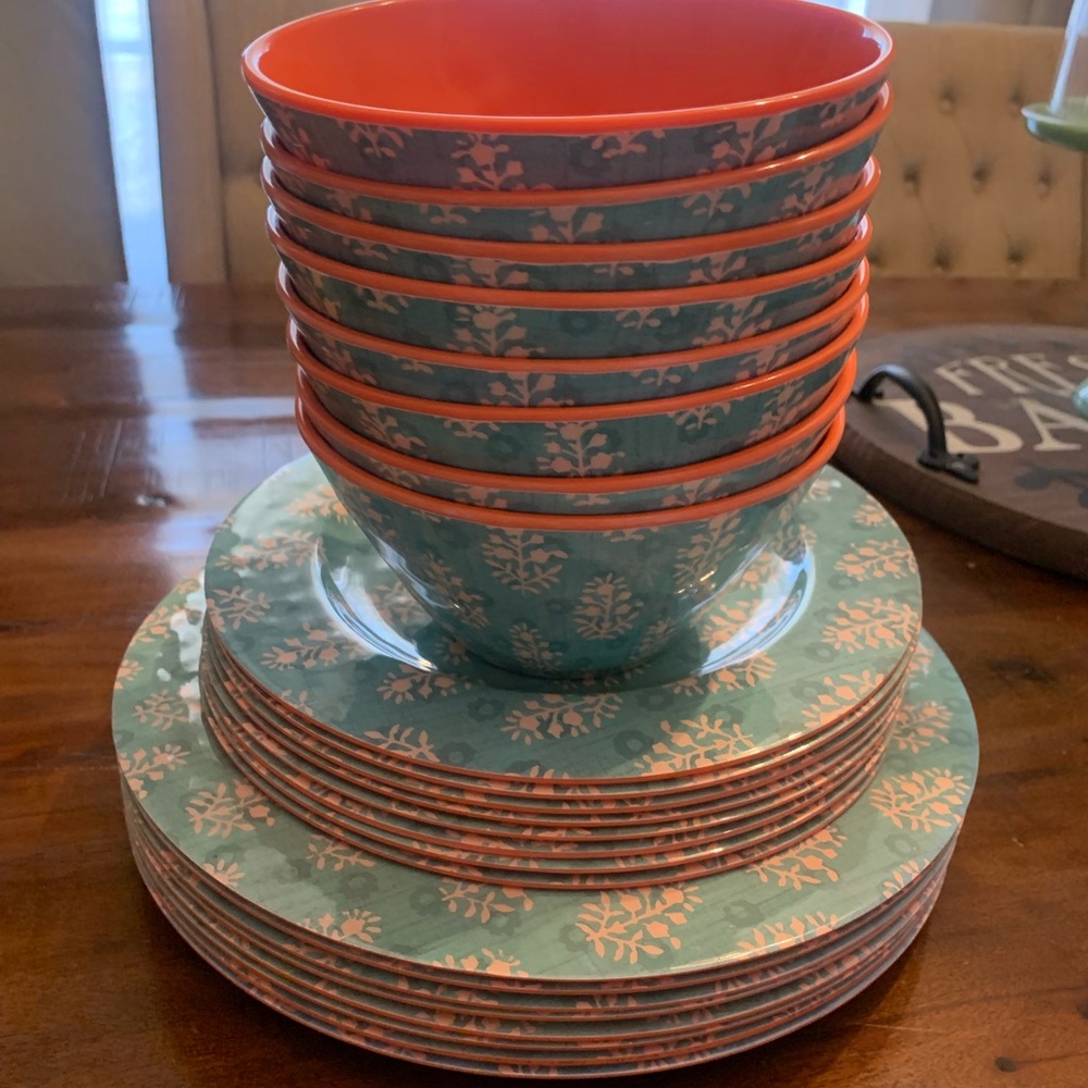 UNBREAKABLE PLATES